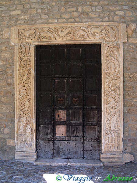 11-P5167779+.jpg - 11-P5167779+.jpg - Il portale dell'abbazia di San Bartolomeo (X sec.).